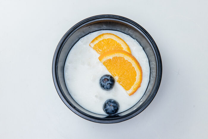 Yogurt, apelsin va rezavorlar